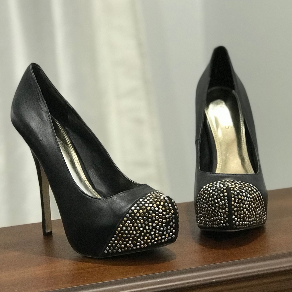 Bakers (the Daze) black studded toe heels size 6